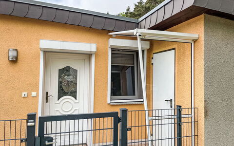 Zum Sonnenhügel: Bygning, Vindue, Træ, Hegn, Dør, Hus, Kvarter, Væg, Boligområde