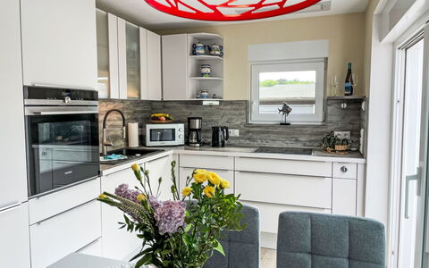 Zum Sonnenhügel: Cabinetry, Countertop, Møbel, Plante, Køkken Apparat, Blomst, Komfur, Køkken, Husholdningsapparat, Indretning