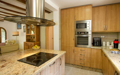Lorraine: Cabinetry, Countertop, Ejendom, Køkken Apparat, Husholdningsapparat, Komfur, Træ, Belysning, Køkken, Indretning