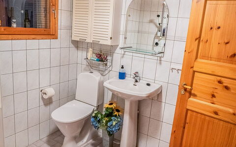 Villa Wirtanen: Badeværelsesvask, Badeværelse, Sanitærarmatur, Håndvask, Toiletbræt, Gulvbelægning, Toilet, Indretning, Etage, Tap