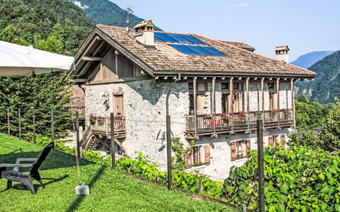 La Meridiana: Plante, Himmel, Ejendom, Bygning, Vindue, Bjerg, Naturlige Landskab, Sommerhus, Hus, Land Lot