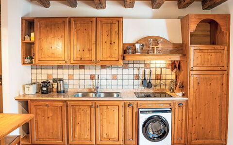 La Meridiana: Køkken, Træ, Countertop, Cabinetry, Indretning, Større Bandage, Gulvbelægning, Møbel, Håndvask, Køkken Apparat