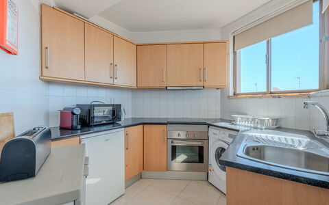 Excellent Seafront & Seaview: Køkken, Gulvbelægning, Indretning, Større Bandage, Countertop, Cabinetry, Etage, Køkken Apparat, Lejlighed, Møbel