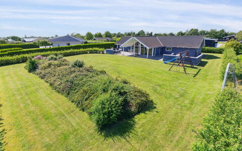 Edzard - 800M from the Sea: Møbel, Indretning, Gulvbelægning, Etage, Loft, Værelse, Stol, Bord, Lejlighed, Køkken & Spisebord
