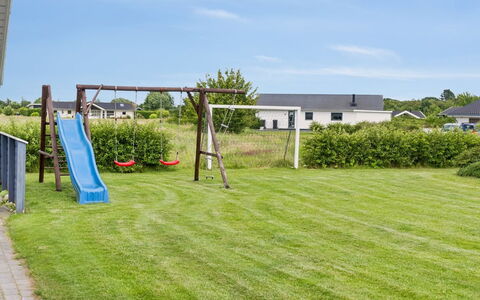 Edzard - 800M from the Sea: Møbel, Indretning, Gulvbelægning, Etage, Loft, Værelse, Stol, Bord, Lejlighed, Køkken & Spisebord