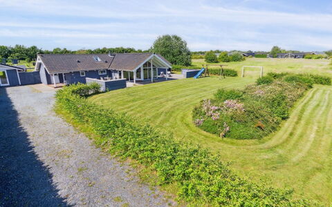 Edzard - 800M from the Sea: Møbel, Indretning, Gulvbelægning, Etage, Loft, Værelse, Stol, Bord, Lejlighed, Køkken & Spisebord