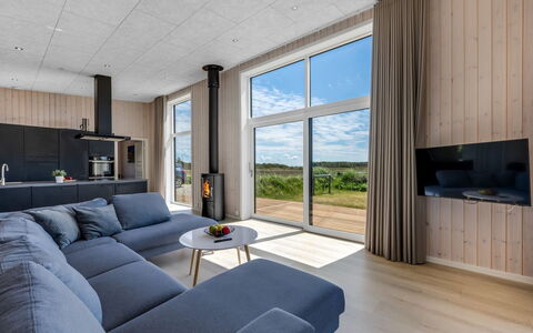 Marius - 400M from the Sea: Træ, Gulvbelægning, Etage, Stue, Loft, Trægulve, Couch, Lejlighed, Hårdttræ