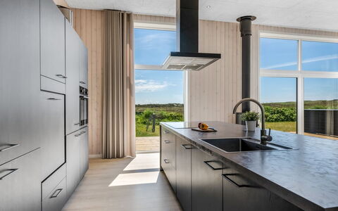 Marius - 400M from the Sea: Køkken, Countertop, Gulvbelægning, Indretning, Træ, Cabinetry, Etage, Møbel, Loft, Trægulve