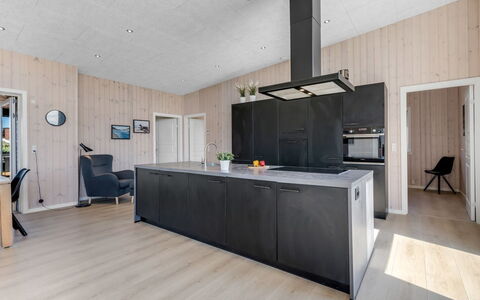 Marius - 400M from the Sea: Køkken, Træ, Gulvbelægning, Countertop, Loft, Etage, Trægulve, Indretning, Møbel, Cabinetry