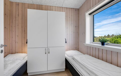 Marius - 400M from the Sea: Træ, Soveværelse, Etage, Gulvbelægning, Seng, Indretning, Loft, Sengetøj, Sengetøj, Værelse