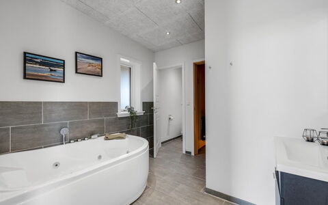 Marius - 400M from the Sea: Gulvbelægning, Sanitærarmatur, Etage, Loft, Indretning, Badeværelse, Vvs, Håndvask, Tap, Værelse