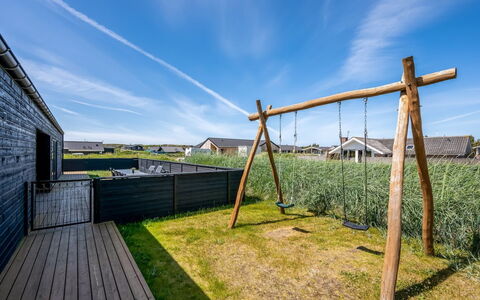 Marius - 400M from the Sea: Himmel, Land Lot, Planke, Hegn, Lawn, Skygge, Gård, Home Fencing, Backyard, Hårdttræ
