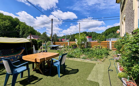 Desná V Jizerských Horách 841: Have, Backyard, Skygge, Udendørs Bord, Gård, Udendørs Møbler, Stol, Landscaping, Gårdsplads, Eco Hotel