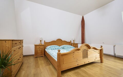 Desná V Jizerských Horách 841: Bygning, Plante, Komfort, Træ, Cabinetry, Skuffe, Hus, Bed Frame, Gulvbelægning, Etage