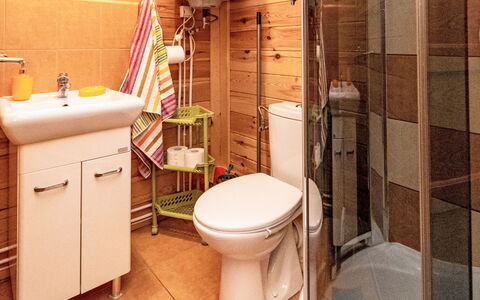 Zacisze Bałtyku: Toiletbræt, Toilet, Sanitærarmatur, Badeværelsesvask, Badeværelse, Træ, Indretning, Gulvbelægning, Håndvask, Etage