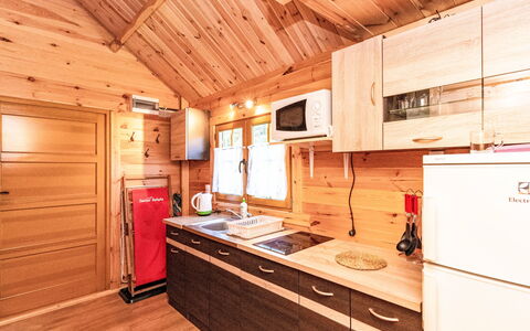 Zacisze Bałtyku: Cabinetry, Møbel, Træ, Køkken, Countertop, Indretning, Køkken Apparat, Skuffe, Gulvbelægning, Etage
