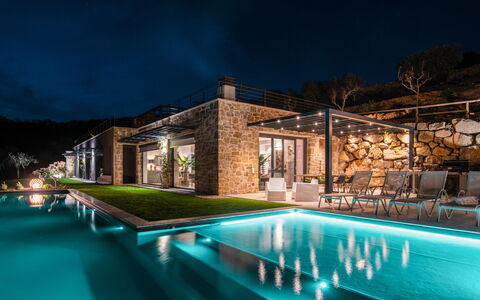 Villa Paradise: Vand, Ejendom, Svømmepøl, Himmel, Azure, Plante, Bygning, Arkitektur, Træ, Fritid