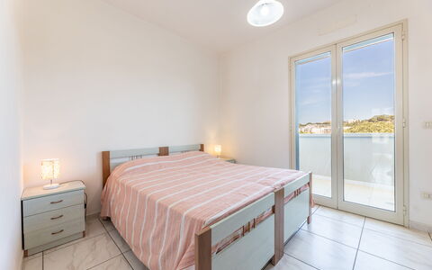 Apartment Balcony Sea View - Gallipoli: Bygning, Møbel, Ejendom, Komfort, Cabinetry, Træ, Bed Frame, Indretning, Seng