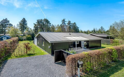 Ansine - 500M from the Sea: Træ, Tag, Arkitektur, Hjem, Hus, Sommerhus, Sidespor, Hårdttræ, Hældning, Estate