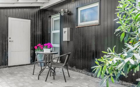 Ansine - 500M from the Sea: Træ, Tag, Arkitektur, Hjem, Hus, Sommerhus, Sidespor, Hårdttræ, Hældning, Estate
