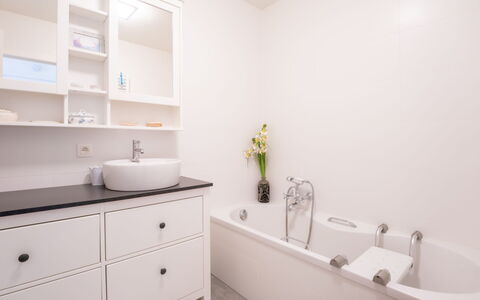 Lucette Quiet But Central: Cabinetry, Ejendom, Tap, Skuffe, Indretning, Dresser, Arkitektur, Badeværelsesskab, Etage