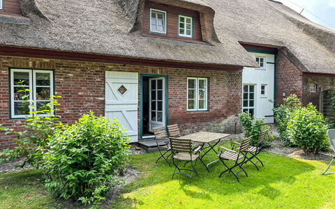 Laerchenshus: Plante, Vindue, Bygning, Land Lot, Hus, Græs, Udendørs Møbler, Sommerhus, Tag