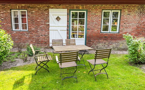 Laerchenshus: Plante, Bord, Ejendom, Vindue, Møbel, Bygning, Træ, Blad, Stol, Udendørs Bord