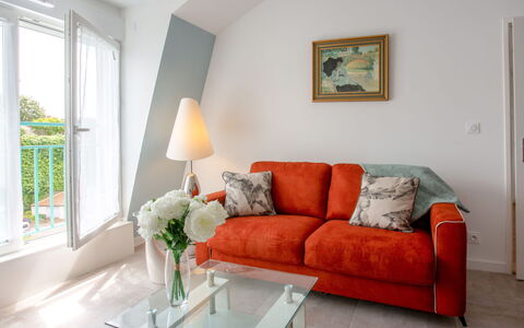 Côté Port: Couch, Møbel, Ejendom, Blomst, Billedramme, Bord, Vindue, Træ, Indretning, Orange