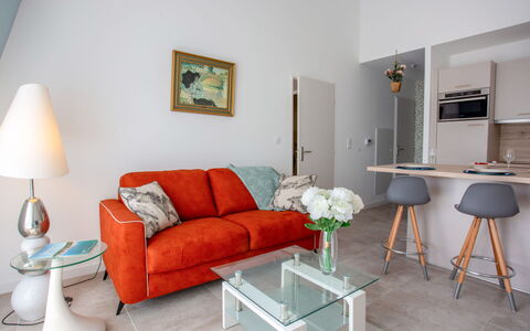 Côté Port: Møbel, Couch, Bord, Billedramme, Komfort, Azure, Belysning, Indretning, Stue, Lampe