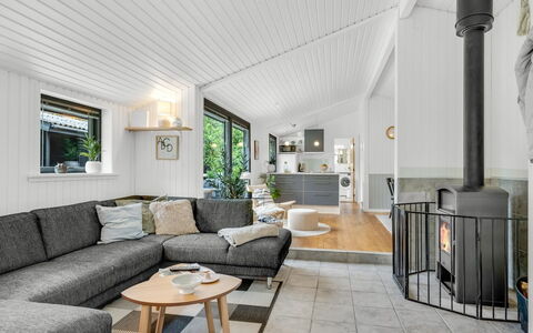 Aleida - 400M from the Sea: Træ, Indretning, Gulvbelægning, Etage, Møbel, Hjem, Stue, Loft, Couch