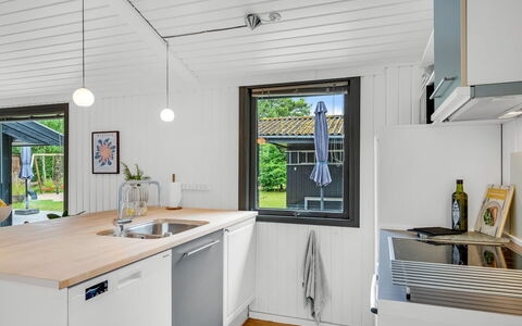 Aleida - 400M from the Sea: Køkken, Countertop, Køkken Apparat, Sanitærarmatur, Køkkenvask, Tap, Håndvask, Loft, Større Bandage, Komfur