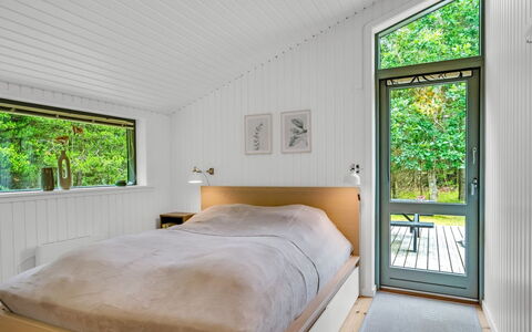 Aleida - 400M from the Sea: Træ, Soveværelse, Indretning, Loft, Hjem, Seng, Bed Frame, Værelse, Sengetøj, Sengetøj