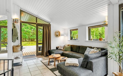 Aleida - 400M from the Sea: Træ, Loft, Indretning, Gulvbelægning, Couch, Etage, Hjem, Stue, Trægulve, Hårdttræ