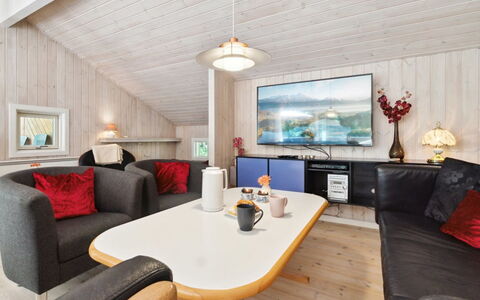 Nea - 600M from the Sea: Loft, Værelse, Stue, Hårdttræ, Lysarmatur, Bejdse, Fryser, Vinter, Bjælkehytte