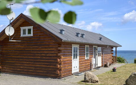 Olina - 10M from the Sea: Træ, Tag, Arkitektur, Hjem, Hus, Sommerhus, Sidespor, Hårdttræ, Hældning, Estate