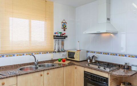 Panoramic: Køkken, Countertop, Køkken Apparat, Større Bandage, Indretning, Gulvbelægning, Køkkenvask, Etage, Cabinetry, Værelse