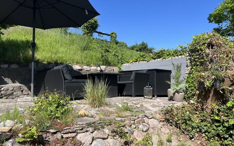 Silke - 10M from the Sea: Busk, Have, Udendørs Møbler, Skygge, Landscaping, Paraply, Backyard, Stol, Beton