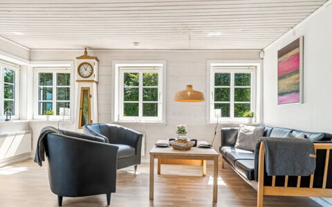 Silke - 10M from the Sea: Møbel, Indretning, Gulvbelægning, Træ, Etage, Loft, Hjem, Stue, Trægulve, Couch