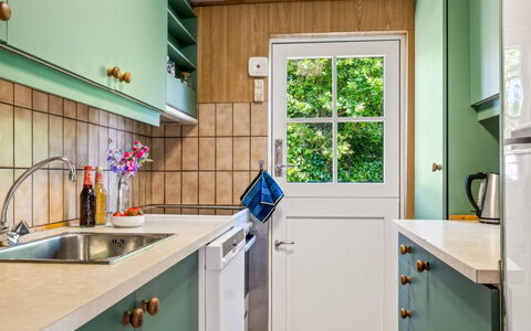 Silke - 10M from the Sea: Indretning, Køkken, Træ, Countertop, Gulvbelægning, Cabinetry, Køkken Apparat, Etage, Hjem, Større Bandage