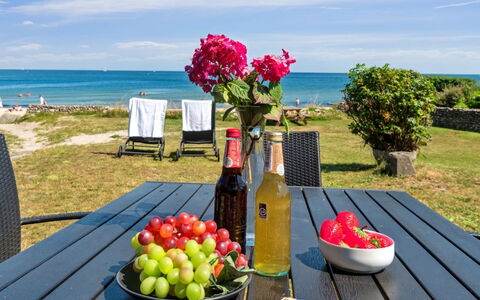 Silke - 10M from the Sea: Møbel, Indretning, Gulvbelægning, Etage, Loft, Værelse, Stol, Bord, Lejlighed, Køkken & Spisebord