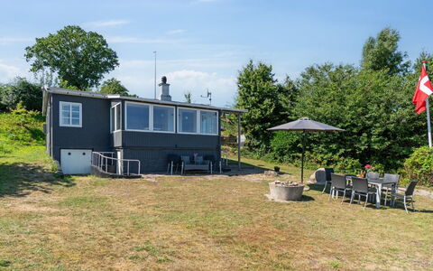 Silke - 10M from the Sea: Møbel, Indretning, Gulvbelægning, Etage, Loft, Værelse, Stol, Bord, Lejlighed, Køkken & Spisebord