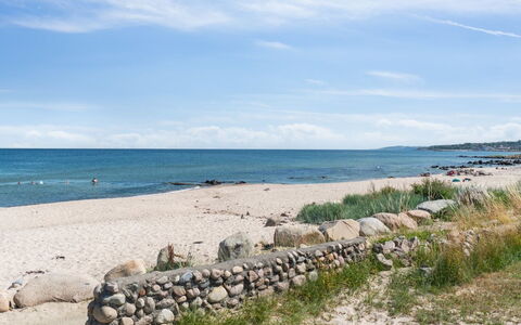 Silke - 10M from the Sea: Møbel, Indretning, Gulvbelægning, Etage, Loft, Værelse, Stol, Bord, Lejlighed, Køkken & Spisebord