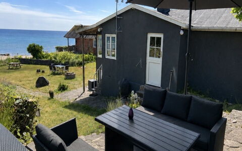 Silke - 10M from the Sea: Møbel, Indretning, Gulvbelægning, Etage, Loft, Værelse, Stol, Bord, Lejlighed, Køkken & Spisebord
