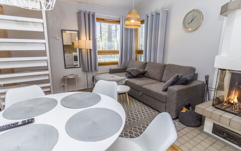 Rukaköngäs 27: Indretning, Møbel, Gulvbelægning, Træ, Etage, Loft, Stue, Værelse, Hjem, Belysning