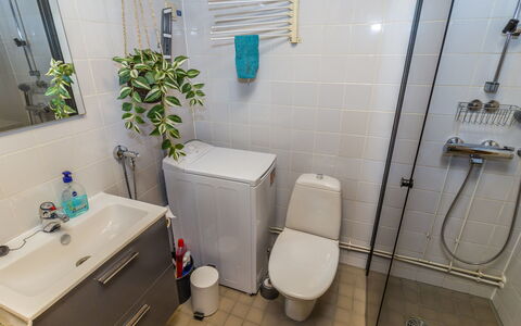Rukaköngäs 27: Toiletbræt, Toilet, Badeværelse, Sanitærarmatur, Gulvbelægning, Håndvask, Etage, Badeværelsesvask, Indretning, Vvs
