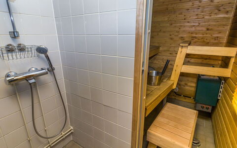 Rukaköngäs 27: Træ, Gulvbelægning, Etage, Sanitærarmatur, Vvs, Kompositmateriale, Badeværelse, Tap, Værelse, Bejdse