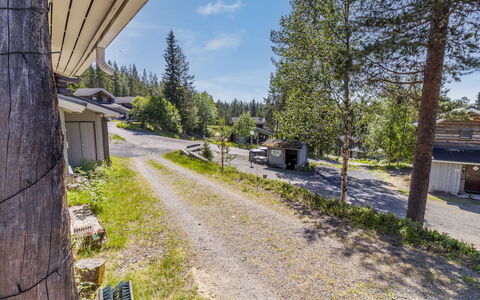 Rukaköngäs 27: Træ, Hjem, Sommerhus, Lærk, Indkørsel, Evergreen, Landscaping, Sidespor