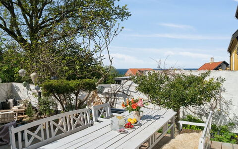 Frederikke - 300M from the Sea: Træ, Tag, Arkitektur, Hjem, Hus, Sommerhus, Sidespor, Hårdttræ, Hældning, Estate