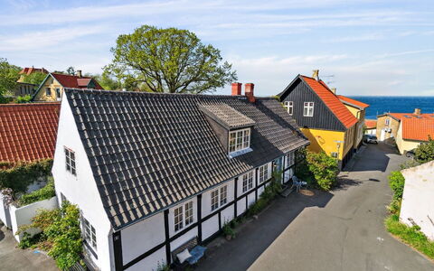 Frederikke - 300M from the Sea: Træ, Tag, Arkitektur, Hjem, Hus, Sommerhus, Sidespor, Hårdttræ, Hældning, Estate