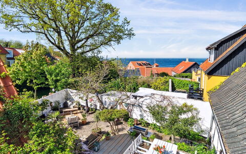 Frederikke - 300M from the Sea: Træ, Tag, Arkitektur, Hjem, Hus, Sommerhus, Sidespor, Hårdttræ, Hældning, Estate
